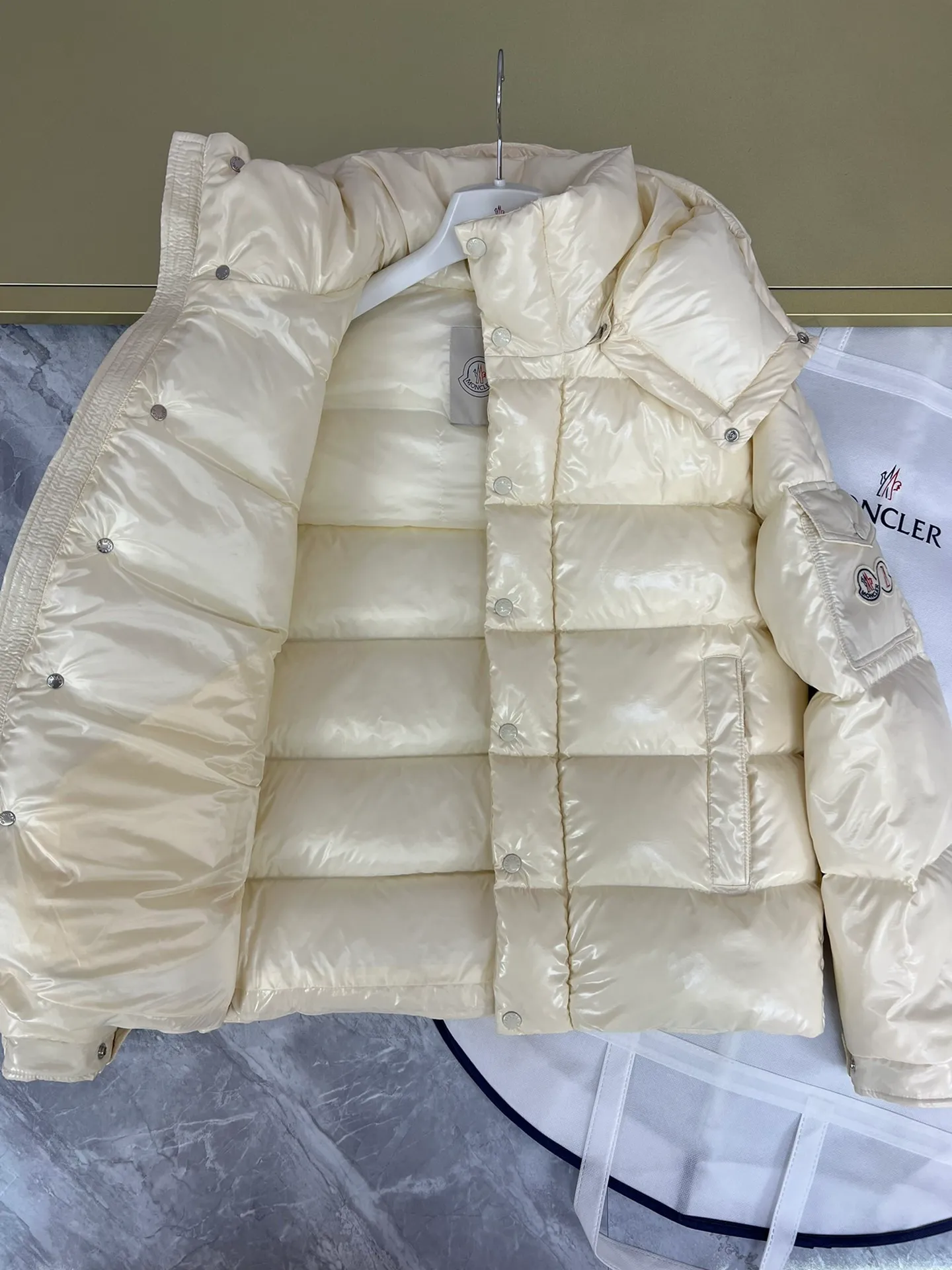 P390 Moncler/ 2026 70 、 。 DNA ， ， 。 Classic ， 、 。 Classic 70 。 Quality， 90 ，Premium Quality ， ，Black ！ Sizes M-3XL